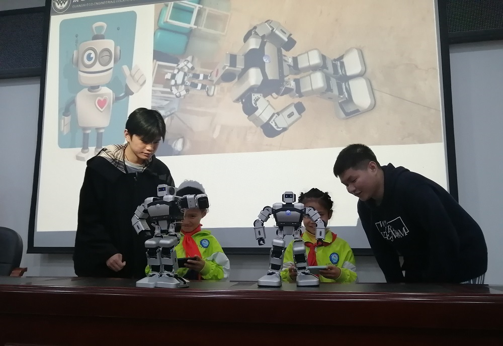 生态职院学子指导小朋友们操作小猫机器人.jpg