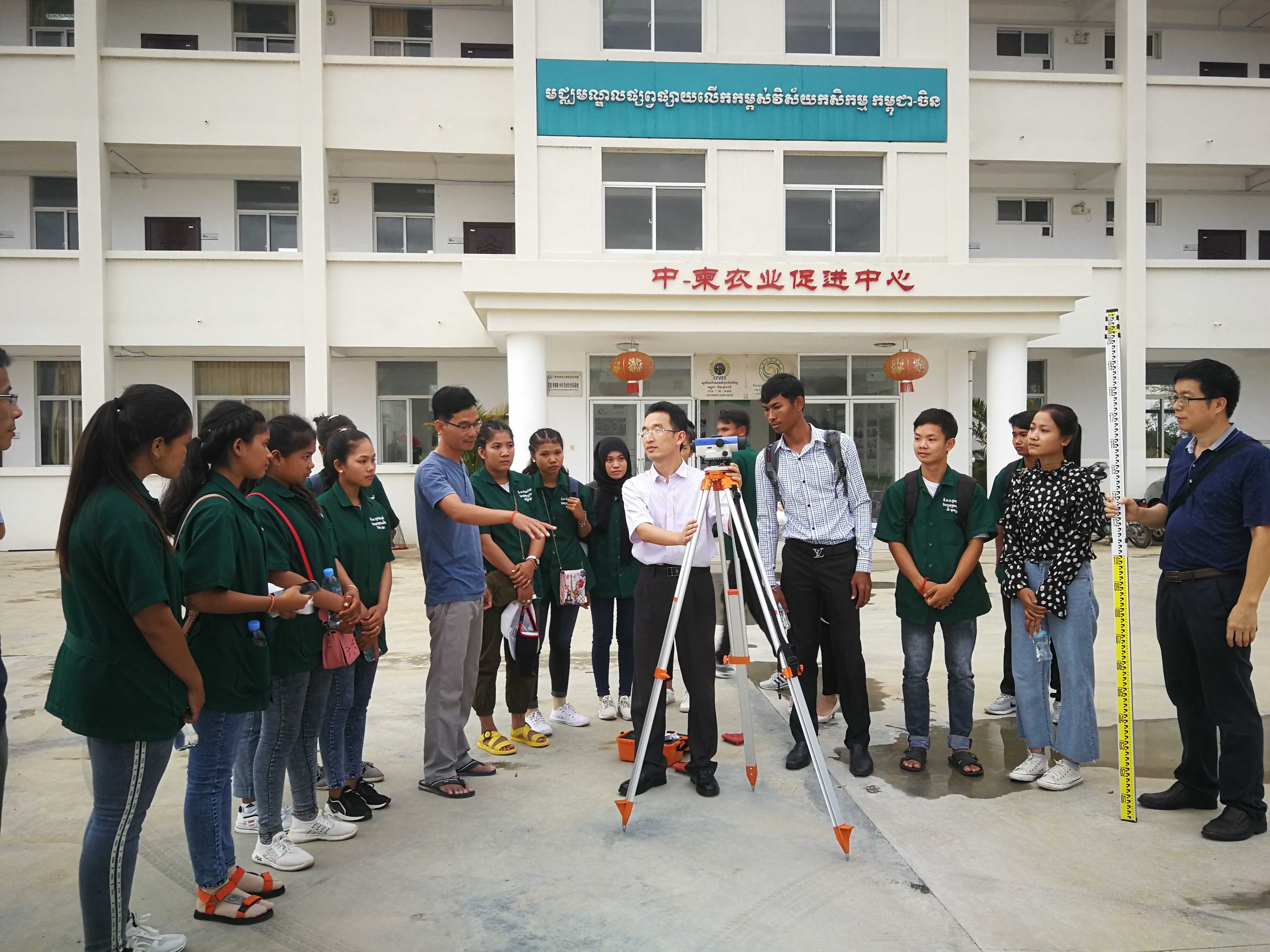 广西水利电力职业技术学院电力工程学院教师为柬埔寨水利农业技术人员授课.jpg