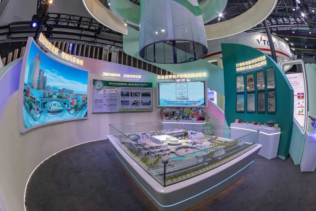 广西建设职业技术学院展位(宋景弘 摄).jpg