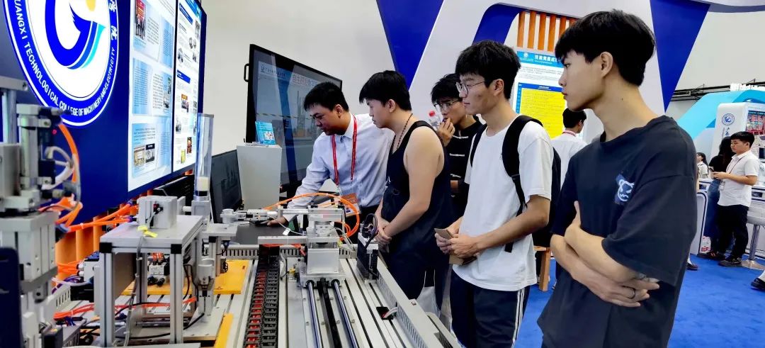 广西机电职业技术学院展位(卢卫 摄).jpg