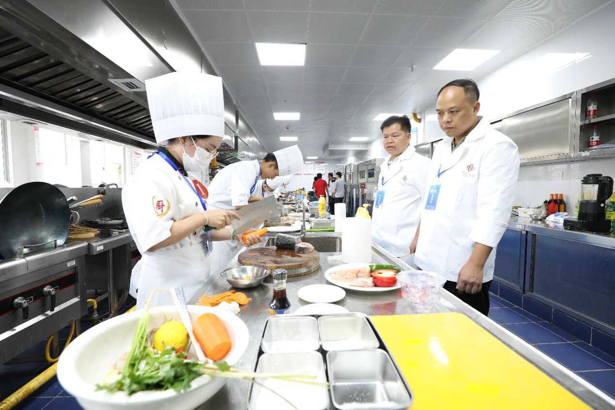 2023中国—东盟职业院校学生烹饪技能大赛现场,选手正在制作菜品。陈诚 摄.png