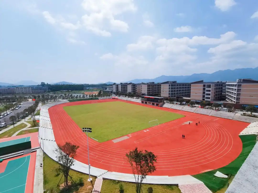 桂林信息工程职业学院新校区体育场.jpg