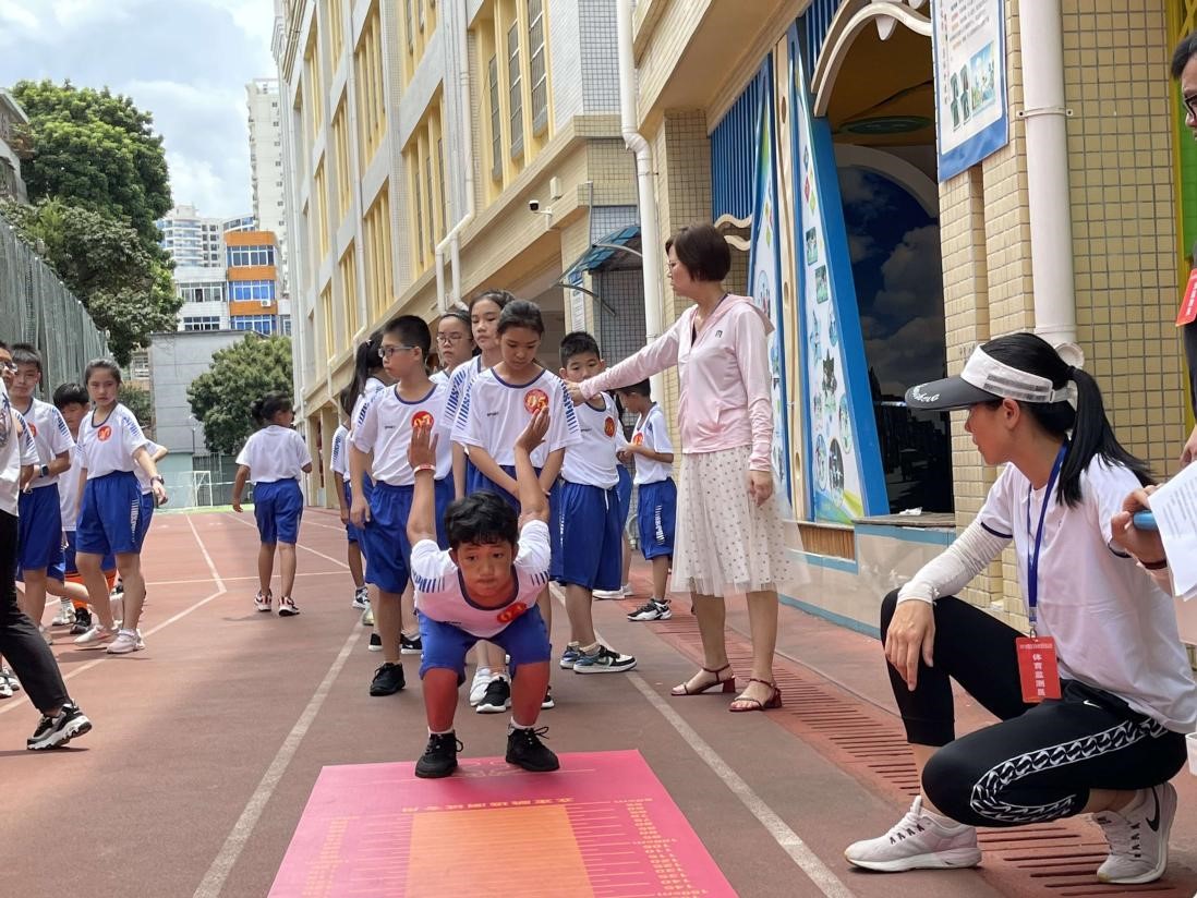 抽样学生正在进行监测项目体育学科的立定跳远测试.jpg